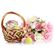кулич и пасхальные яйца в корзинке с цветами